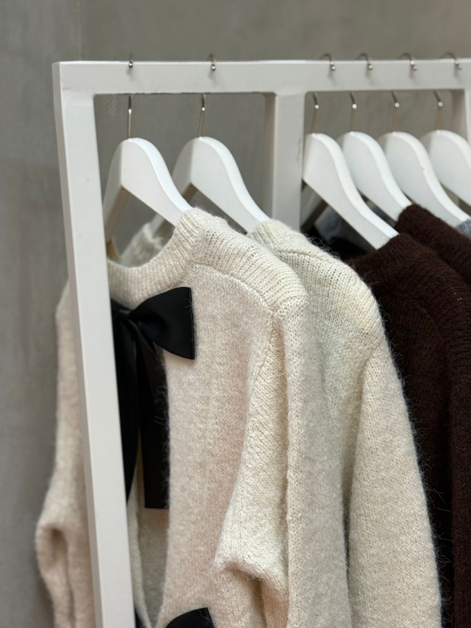 Minette Strickpullover mit Back-Tie-Detail in vers. Farben