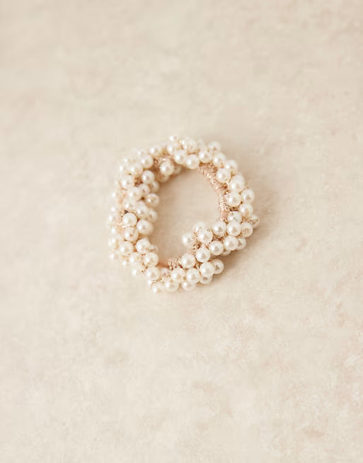 "SA" Klassischer Scrunchie-Haargummi in Weiß mit Perlenbesatz