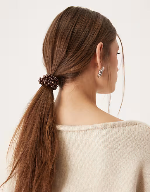 "SA" Klassischer Scrunchie-Haargummi in Braun mit Perlenbesatz