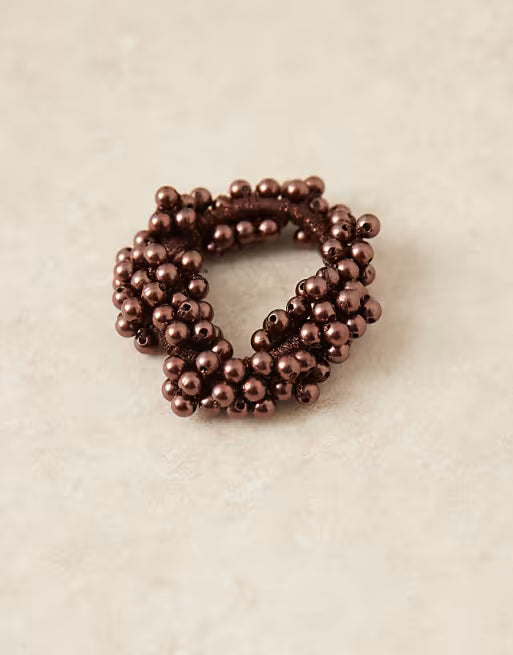 "SA" Klassischer Scrunchie-Haargummi in Braun mit Perlenbesatz