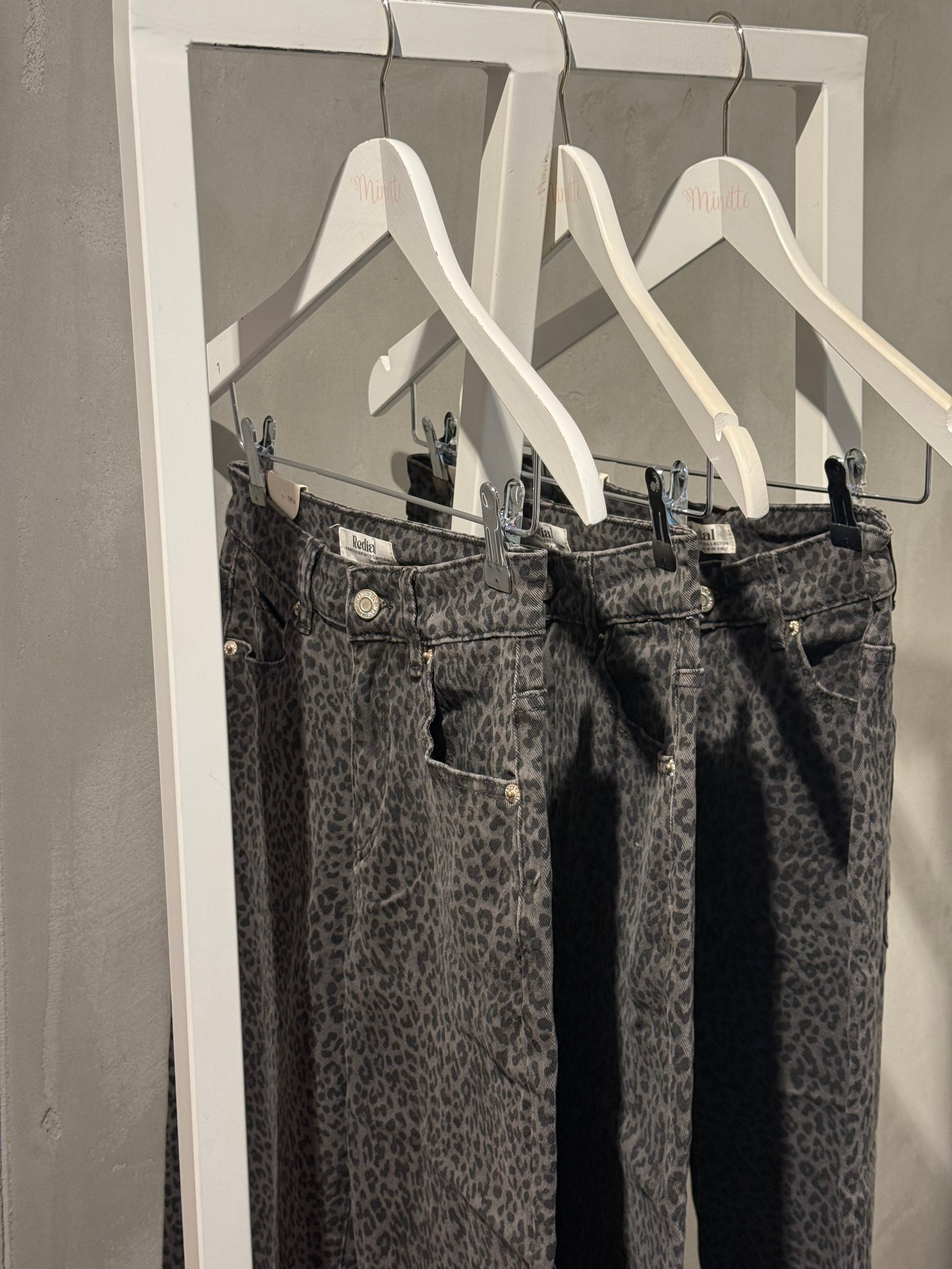 Minette Stylische Leo-Jeans mit Animal-Print grau/schwarz