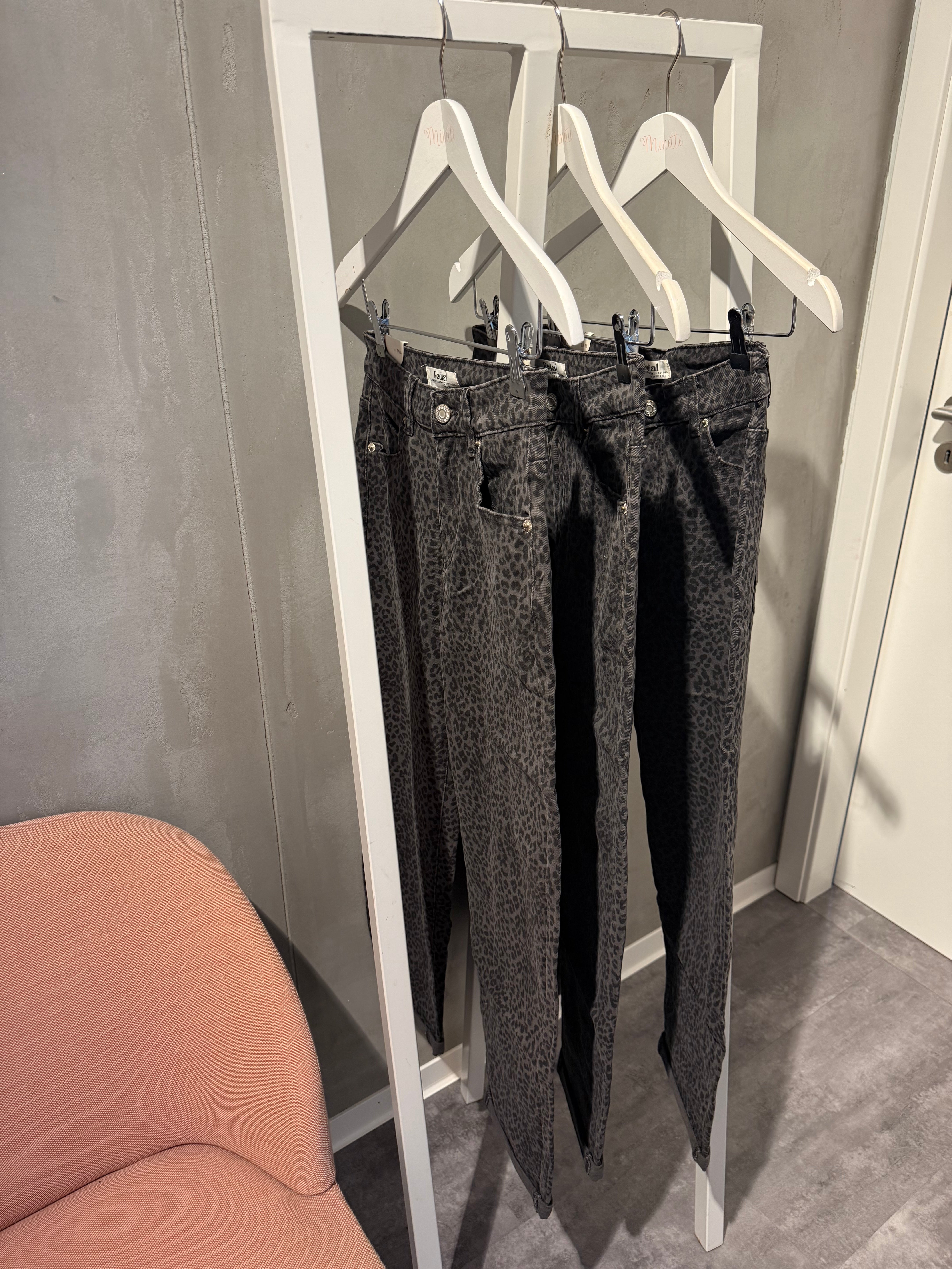 Minette Stylische Leo-Jeans mit Animal-Print grau/schwarz