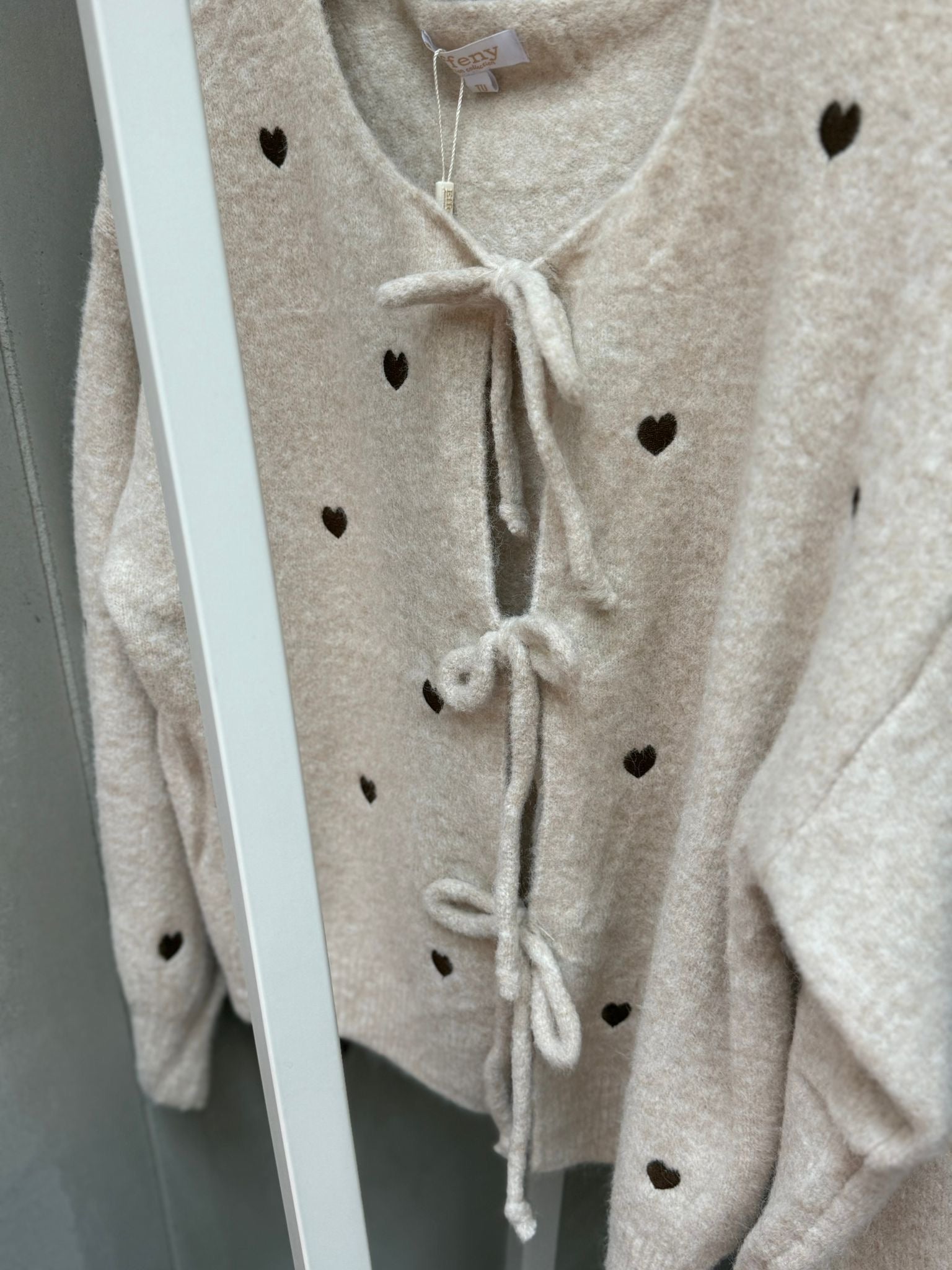 Minette Cardigan mit Herzchen in vers. Farben