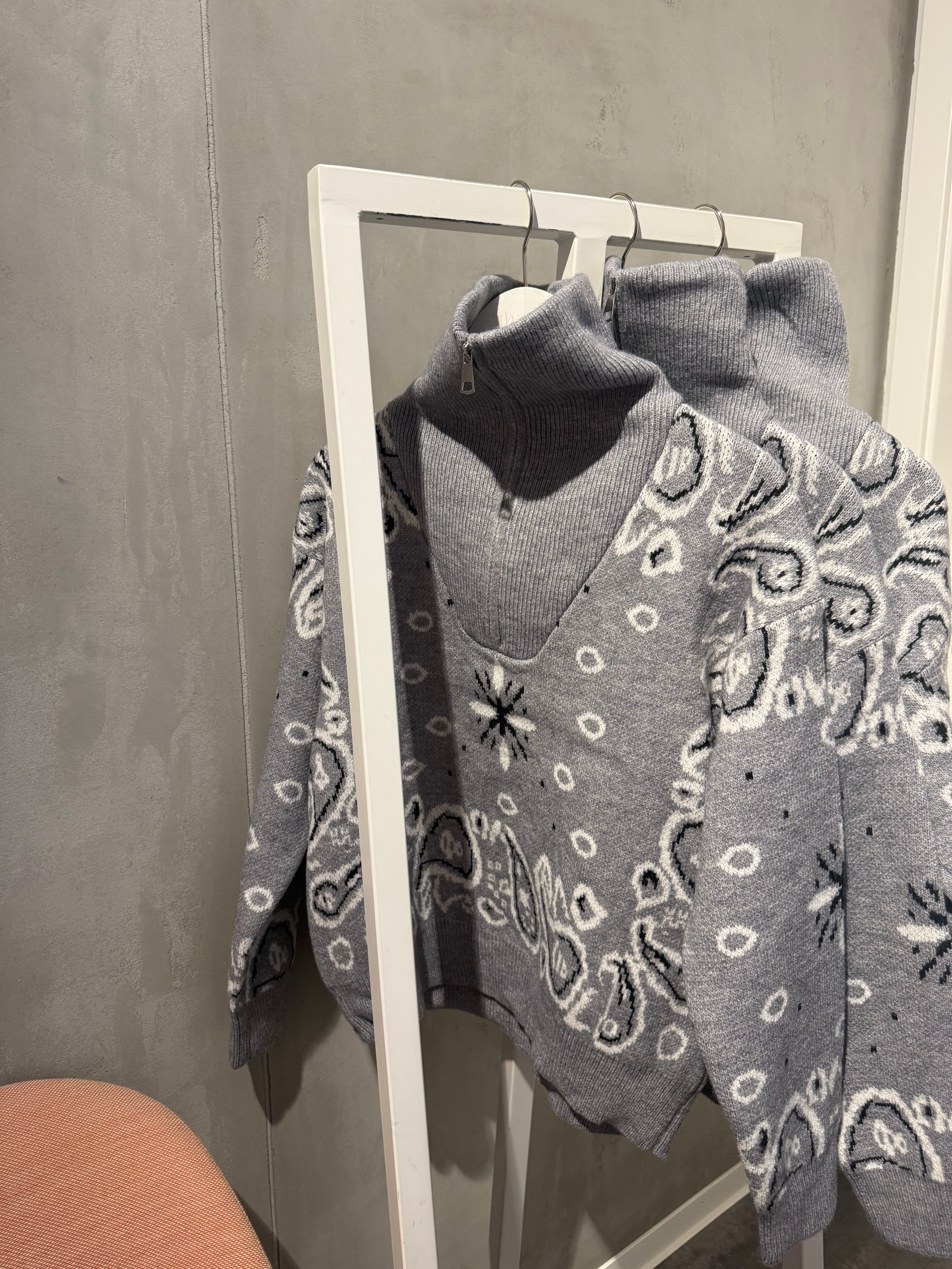 Minette Stickpullover mit Paisley Muster-grau