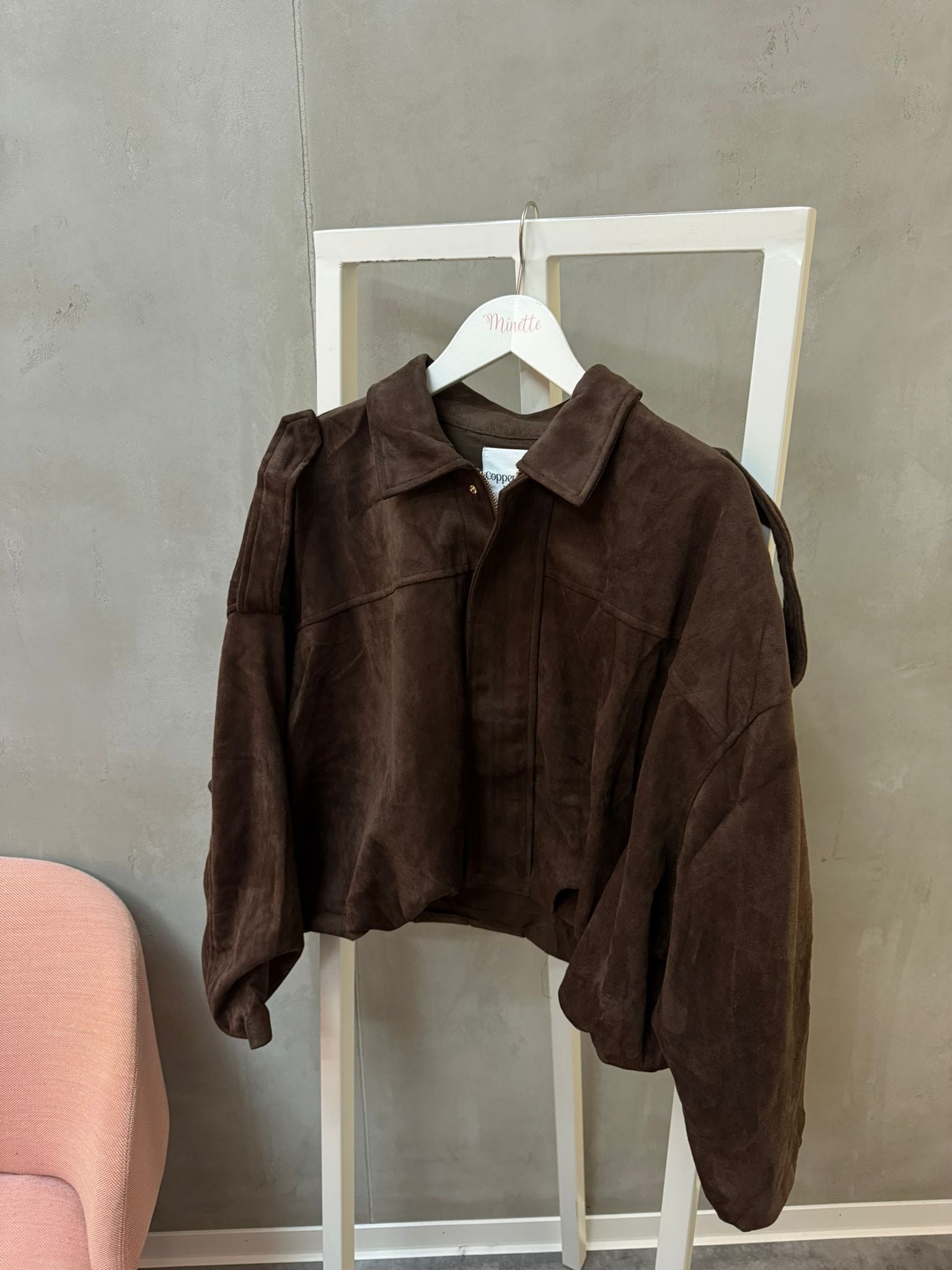 Minette braune Veloursleder-Jacke mit weicher Haptik