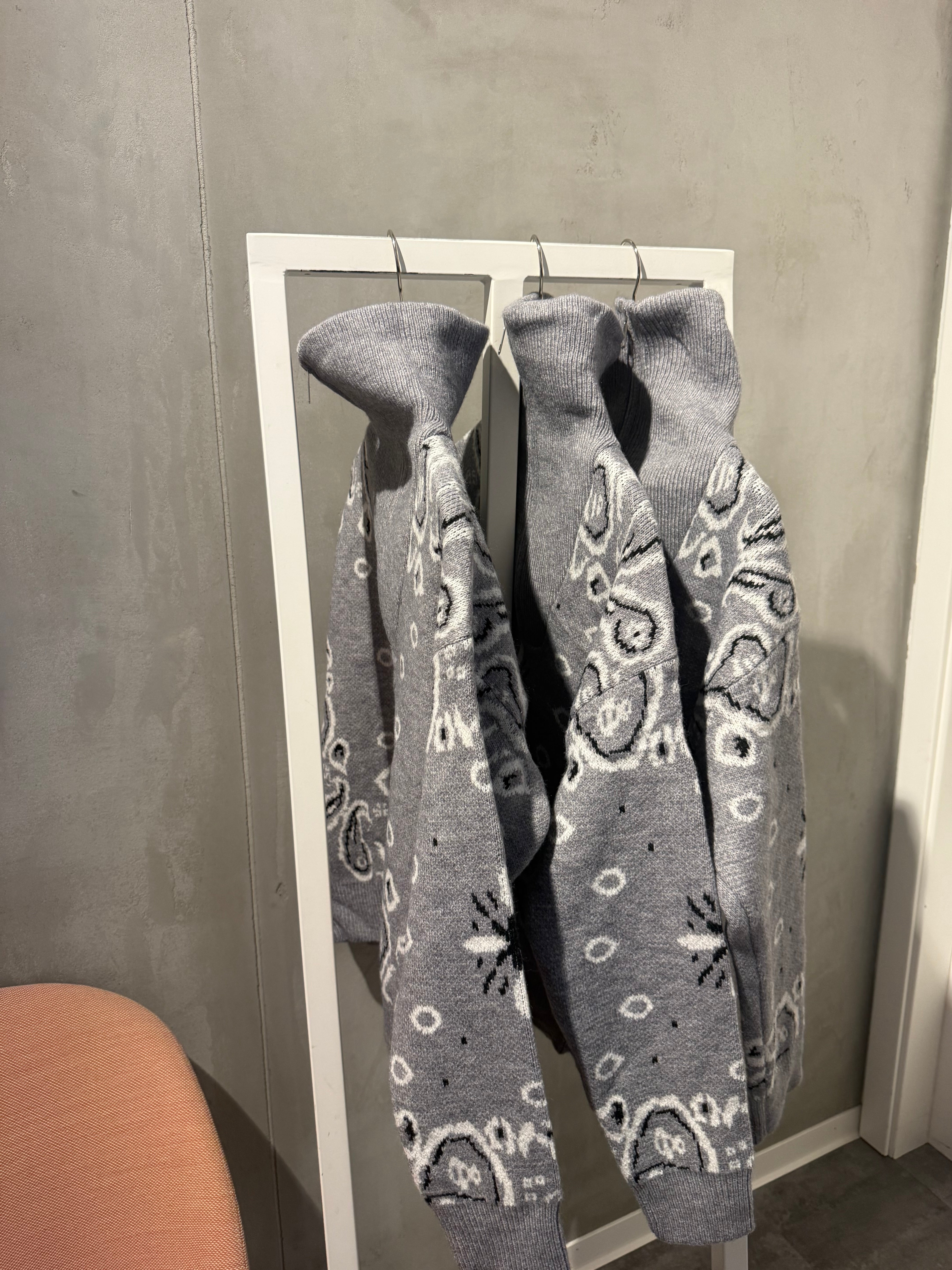 Minette Stickpullover mit Paisley Muster-grau