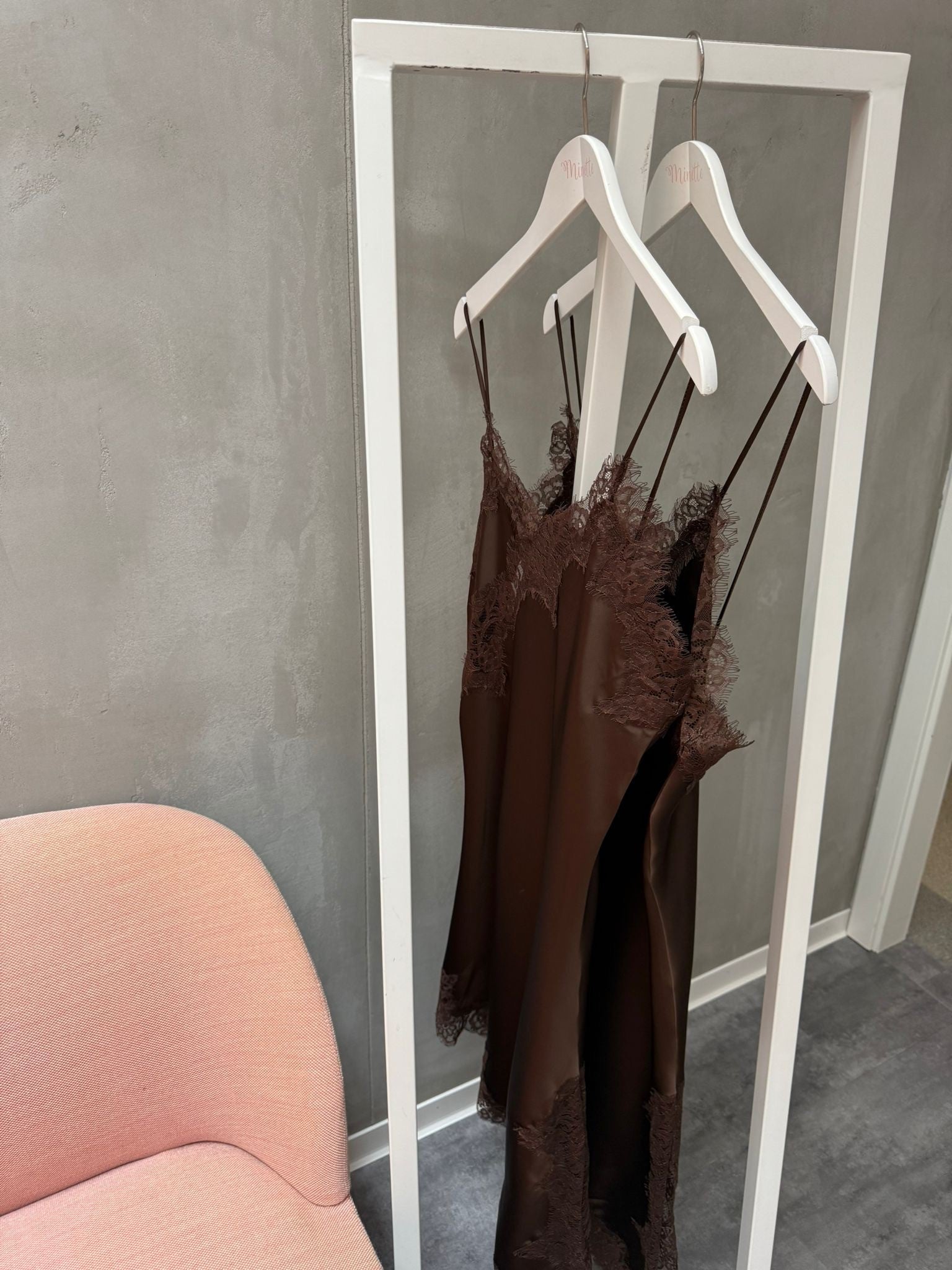 Minette Satin- Spitzenkleid braun