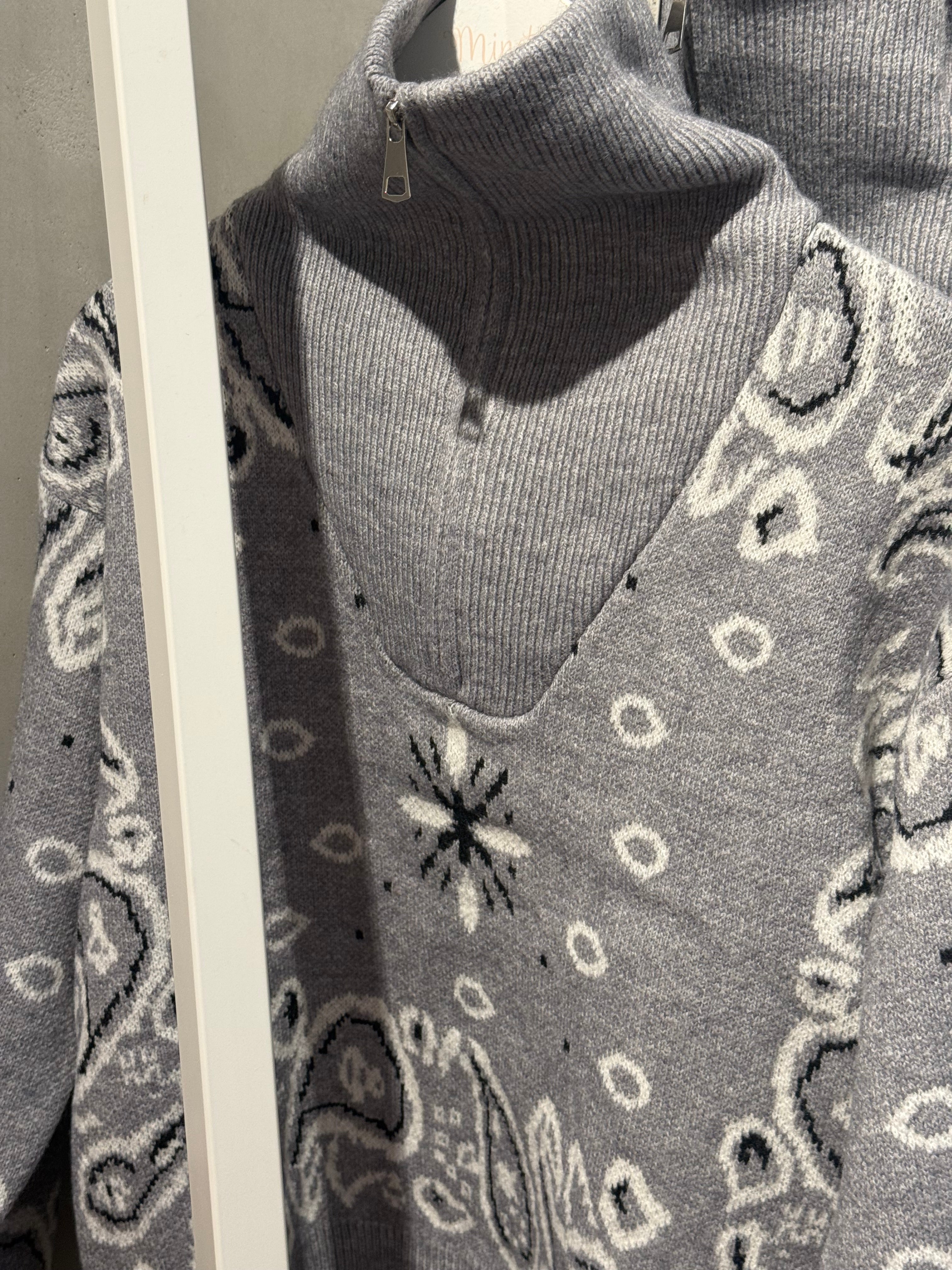Minette Stickpullover mit Paisley Muster-grau
