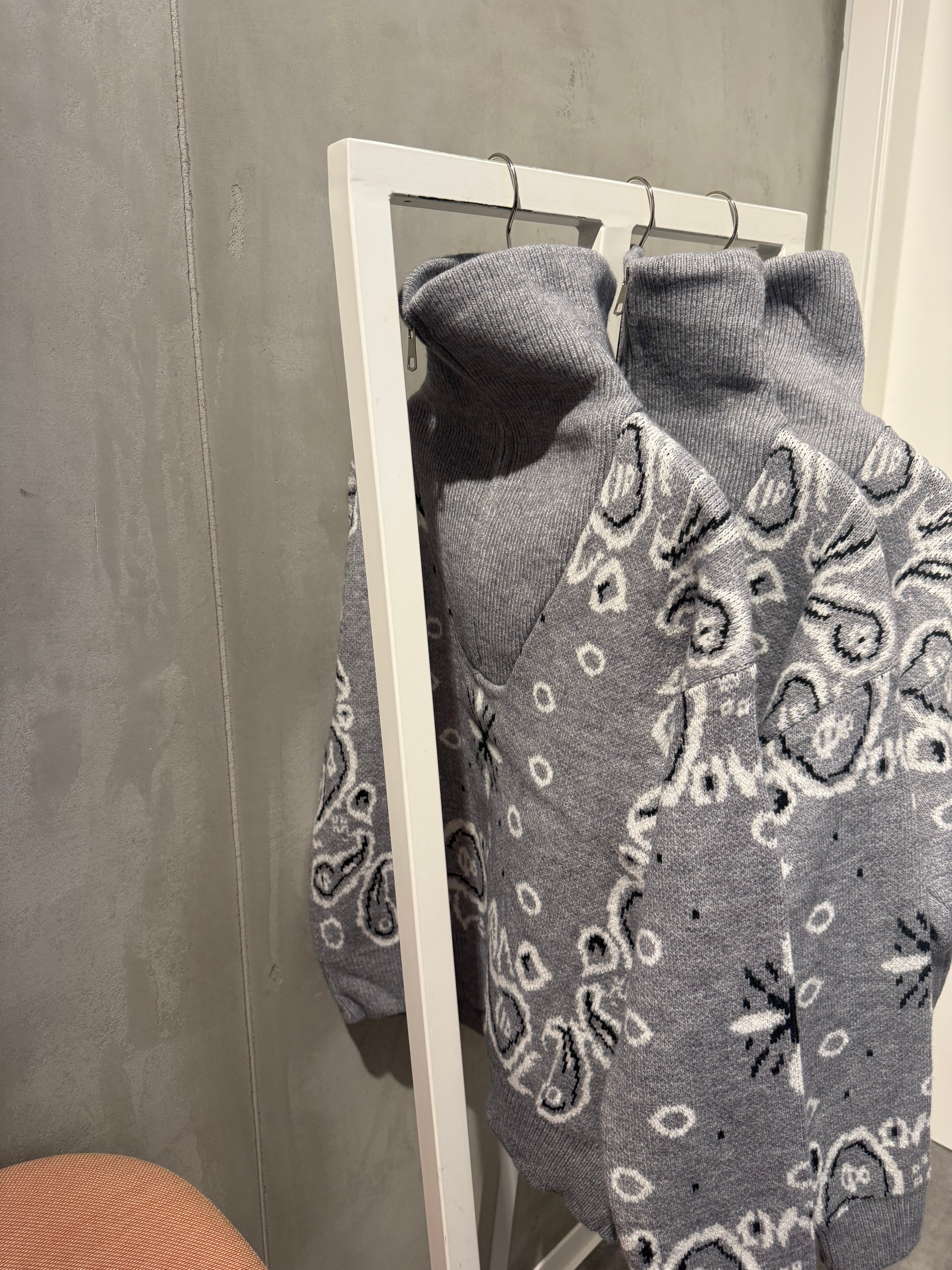 Minette Stickpullover mit Paisley Muster-grau