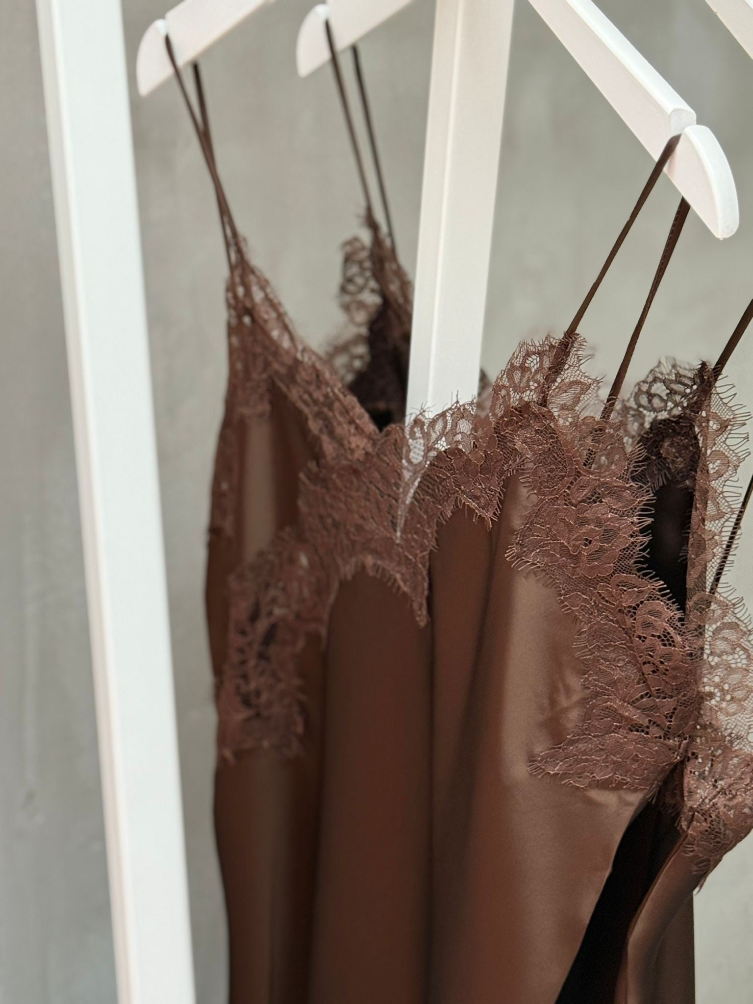 Minette Satin- Spitzenkleid braun