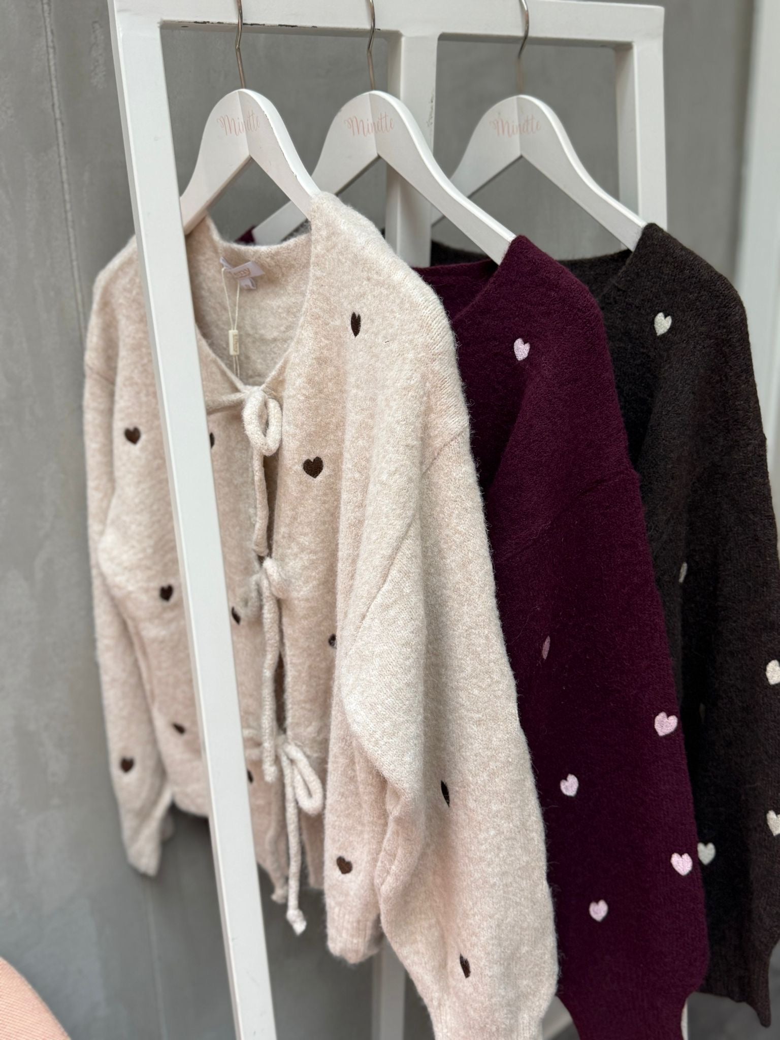 Minette Cardigan mit Herzchen in vers. Farben