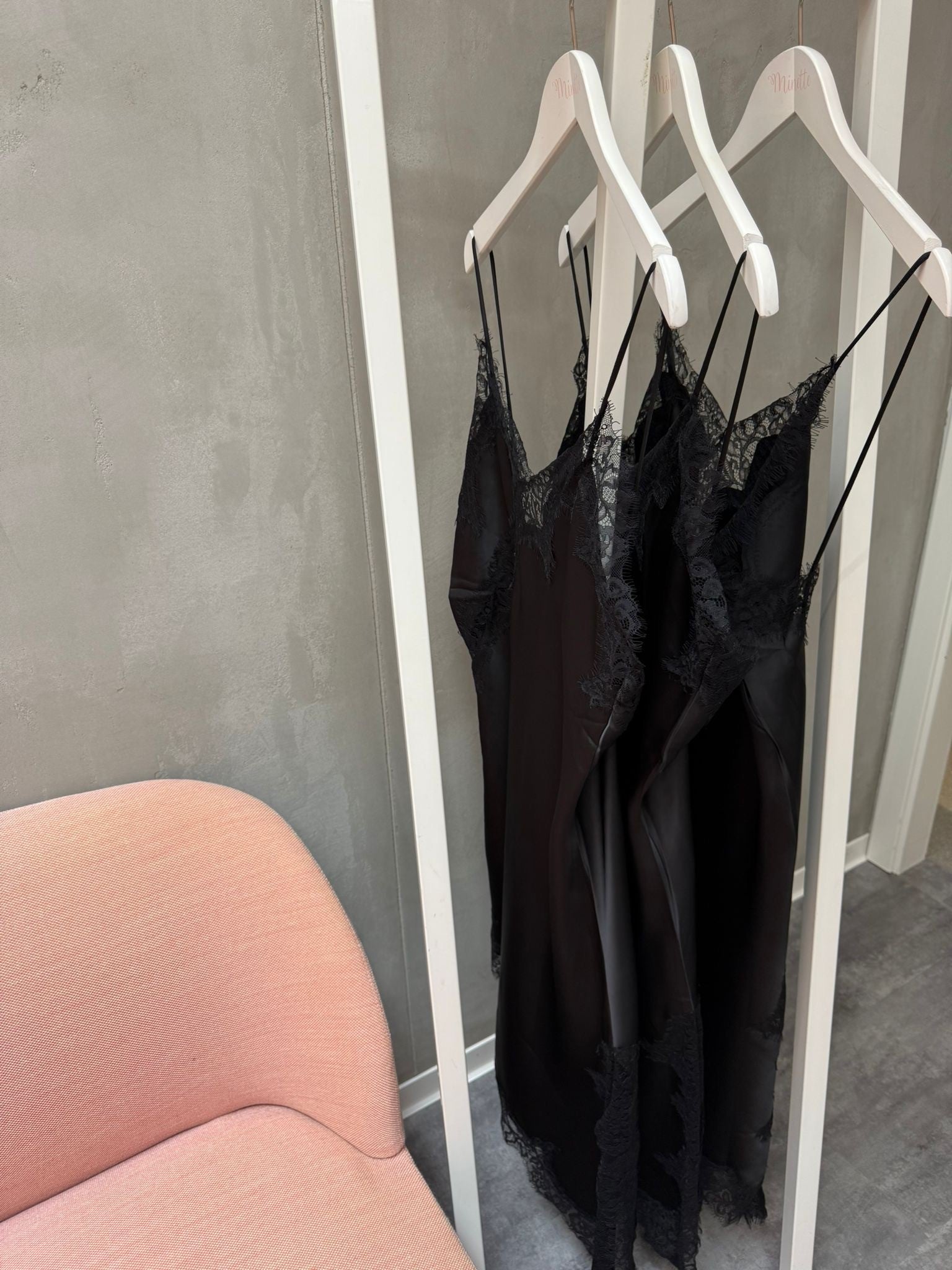 Minette Satin- Spitzenkleid schwarz