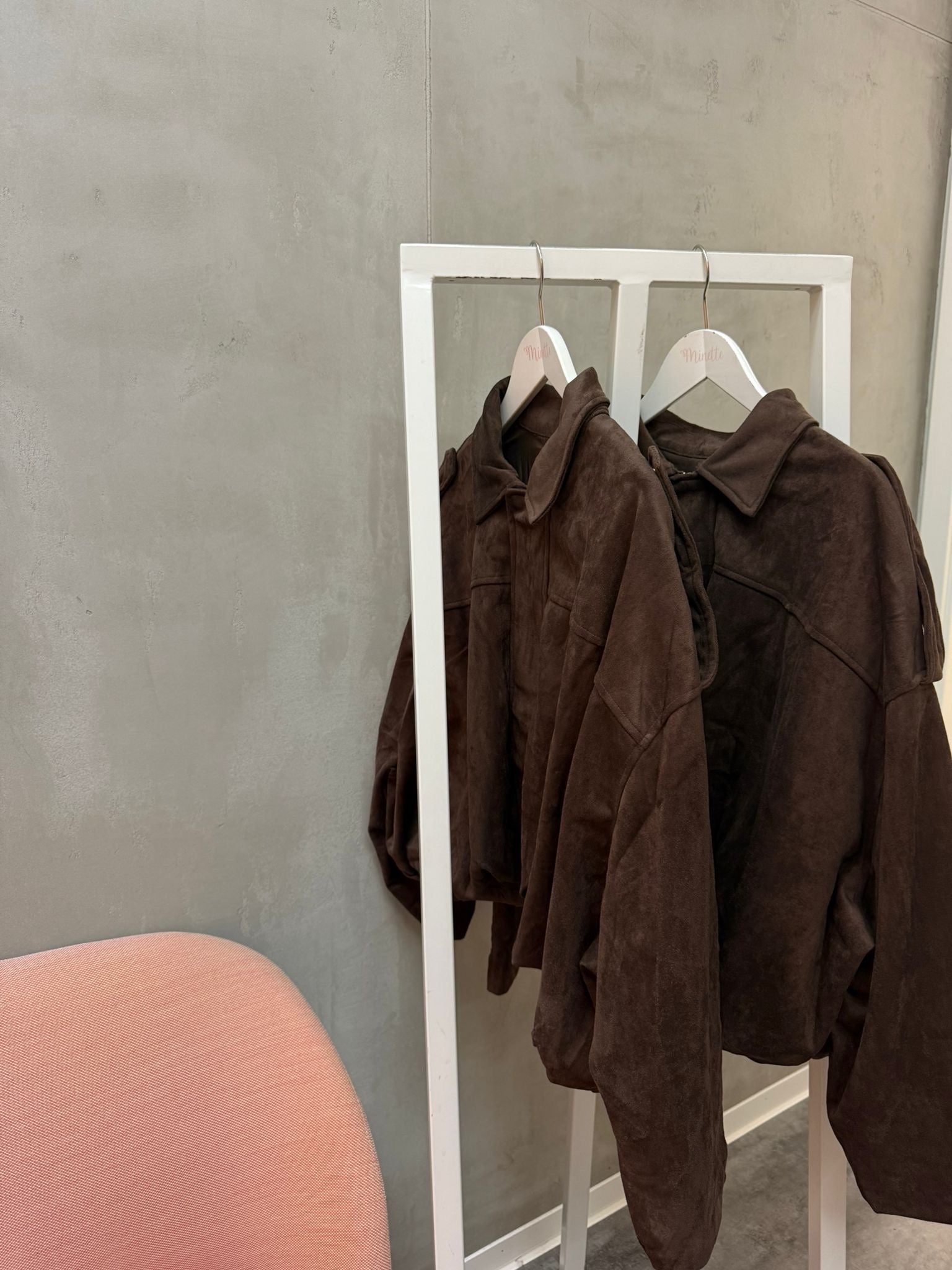 Minette braune Veloursleder-Jacke mit weicher Haptik