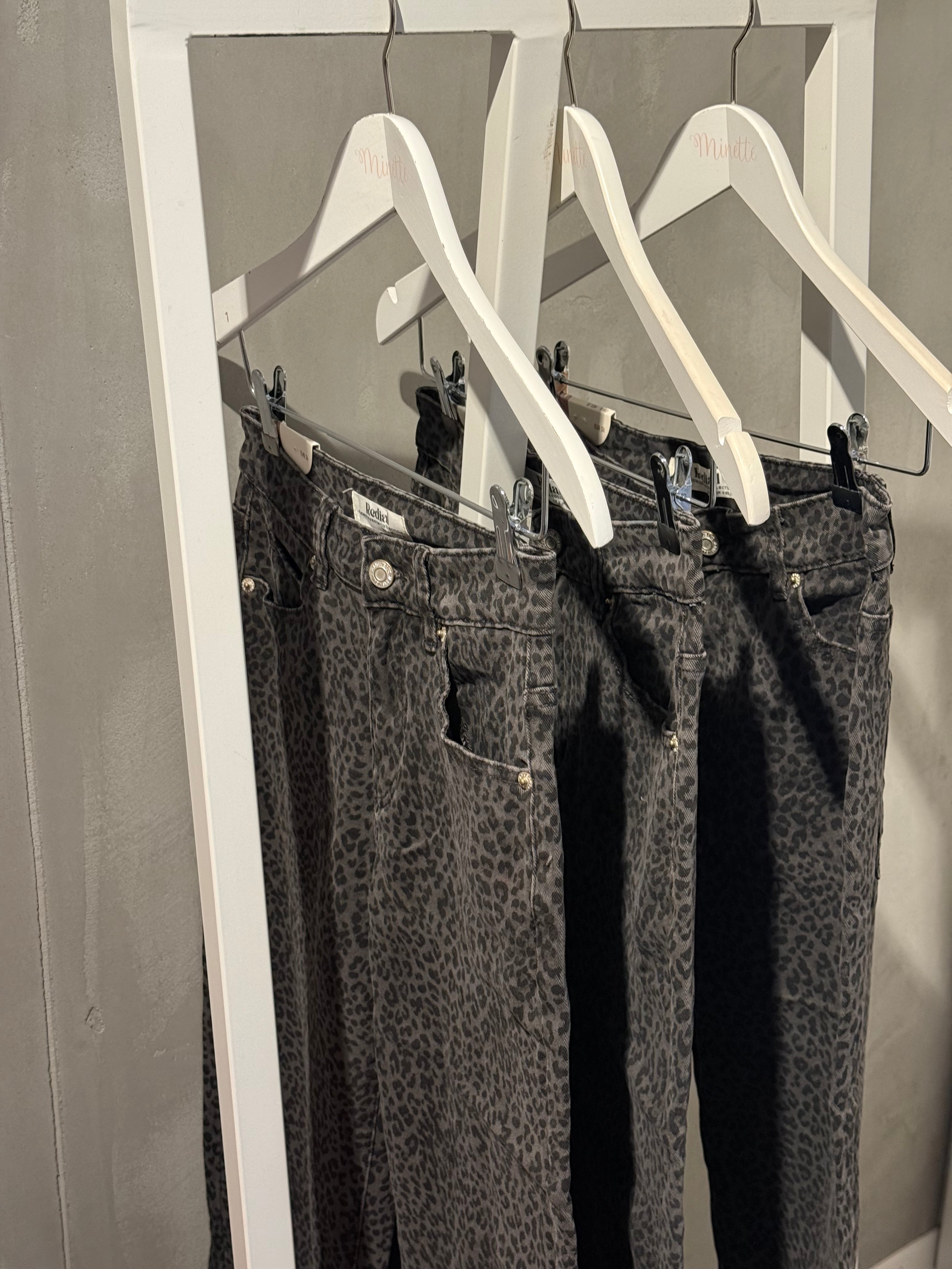 Minette Stylische Leo-Jeans mit Animal-Print grau/schwarz