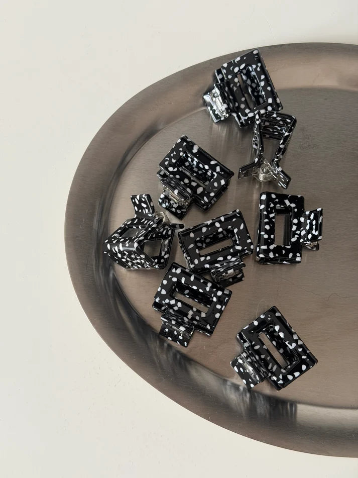 "JTLAVA" CLIP in black sesame