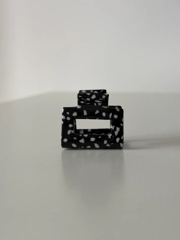 "JTLAVA" CLIP in black sesame