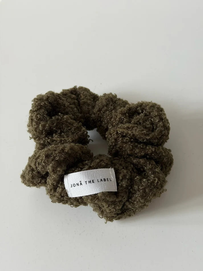 "JTLEVERYDAY" SCRUNCHIE in moss