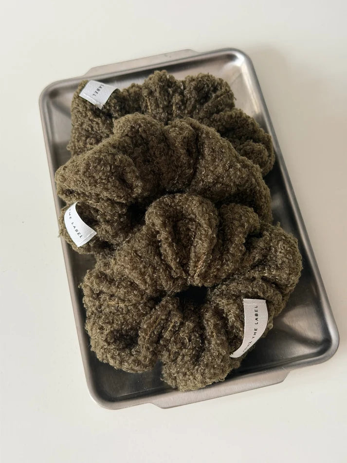 "JTLEVERYDAY" SCRUNCHIE in moss