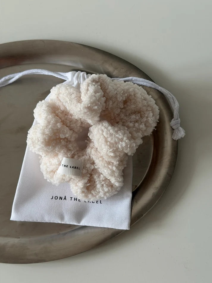 "JTLEVERYDAY" SCRUNCHIE in oat