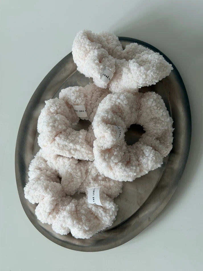"JTLEVERYDAY" SCRUNCHIE in oat