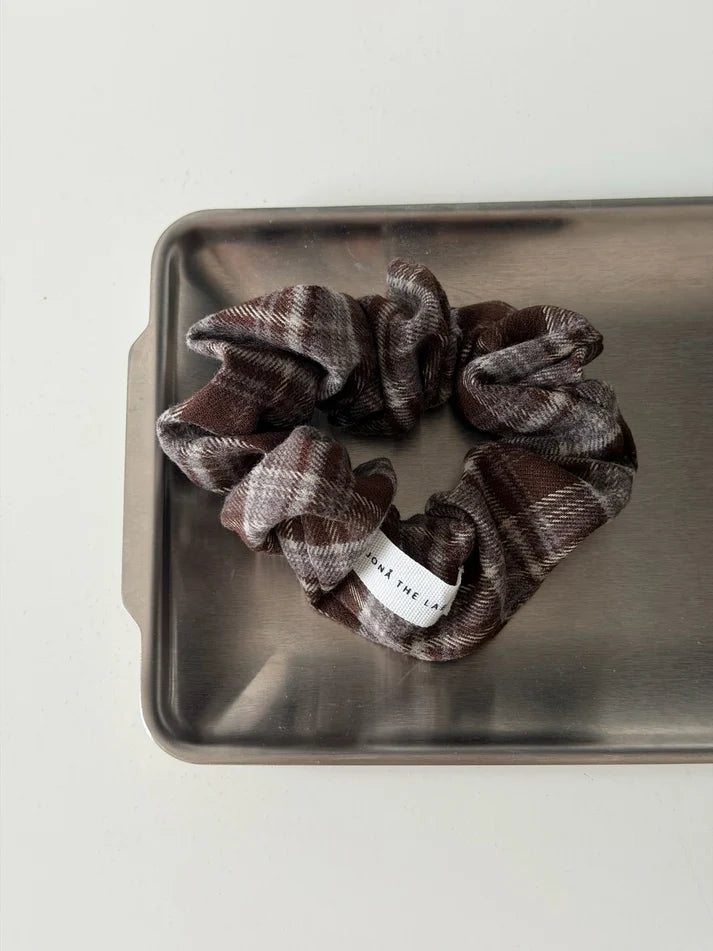"JTLEVERYDAY" SCRUNCHIE in brown plaid