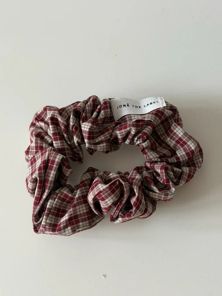 "JTLEVERYDAY" SCRUNCHIE in burgundy plaid