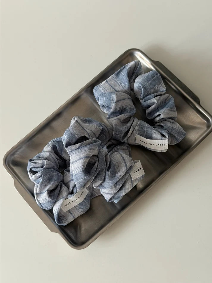 "JTLEVERYDAY" SCRUNCHIE in sky plaid