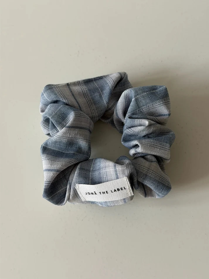 "JTLEVERYDAY" SCRUNCHIE in sky plaid