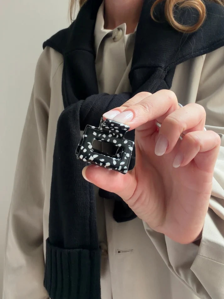 "JTLAVA" CLIP in black sesame