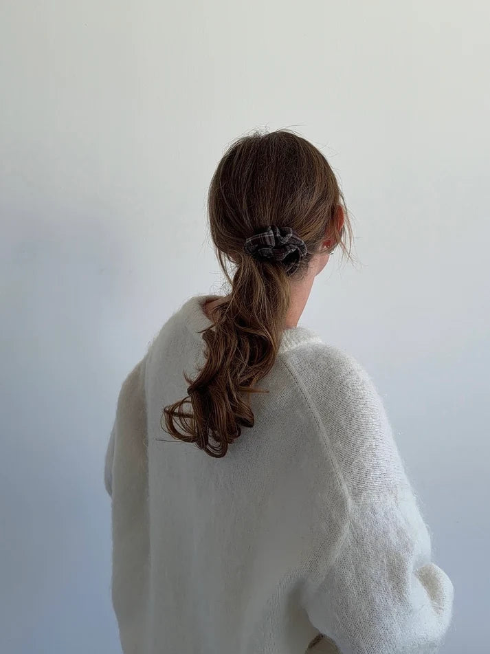 "JTLEVERYDAY" SCRUNCHIE in brown plaid