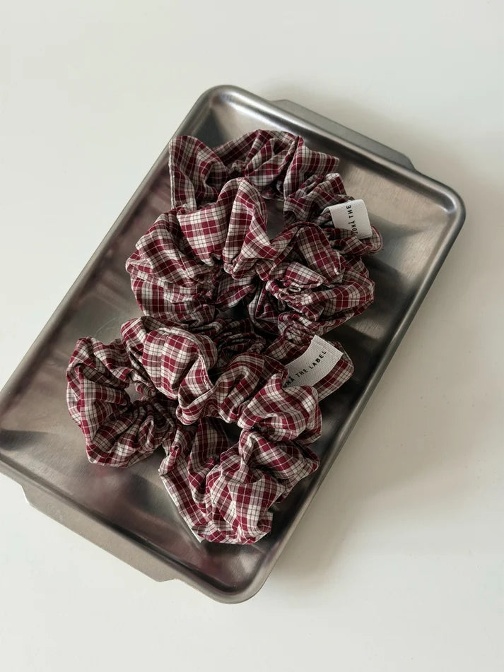 "JTLEVERYDAY" SCRUNCHIE in burgundy plaid