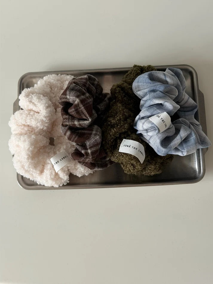 "JTLEVERYDAY" SCRUNCHIE in brown plaid