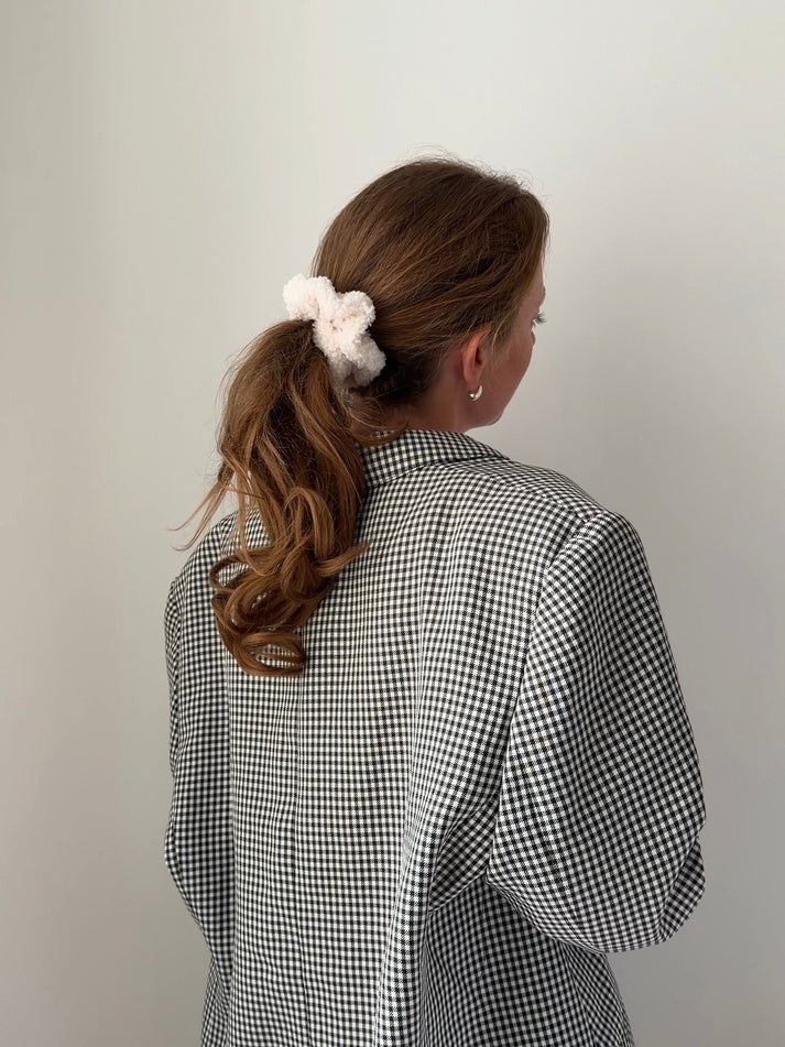 "JTLEVERYDAY" SCRUNCHIE in oat