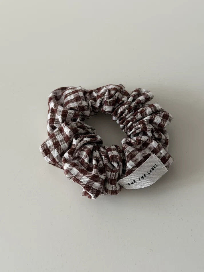 "JTLEVERYDAY" SCRUNCHIE in brown gingham