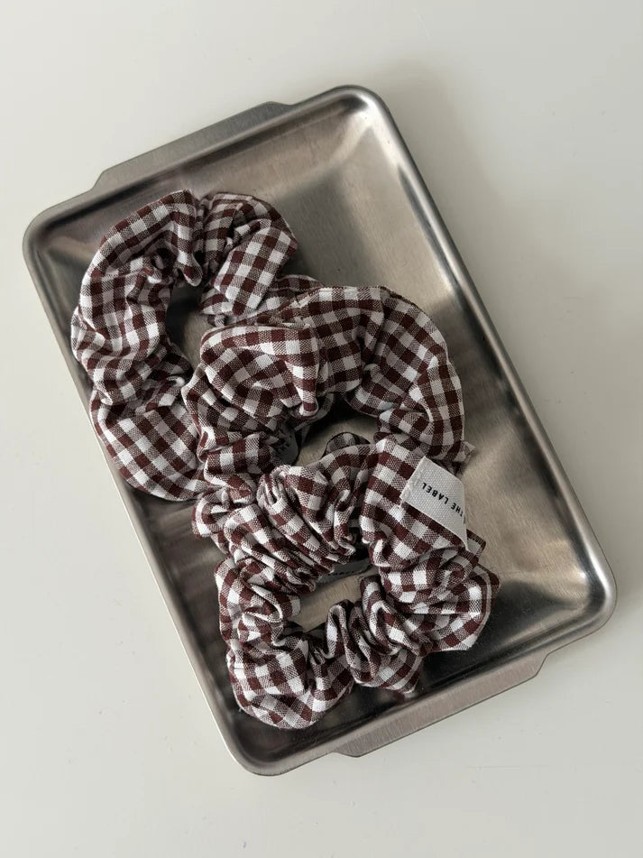 "JTLEVERYDAY" SCRUNCHIE in brown gingham