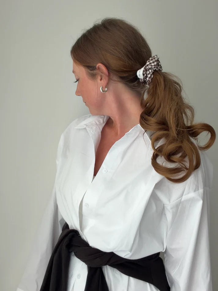 "JTLEVERYDAY" SCRUNCHIE in brown gingham