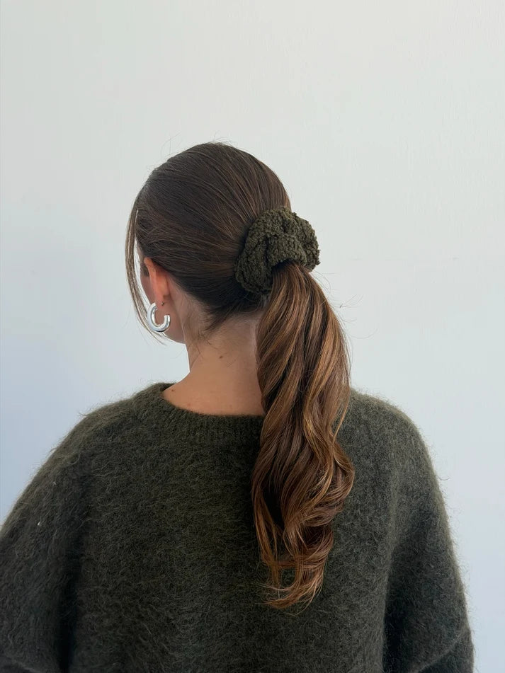 "JTLEVERYDAY" SCRUNCHIE in moss
