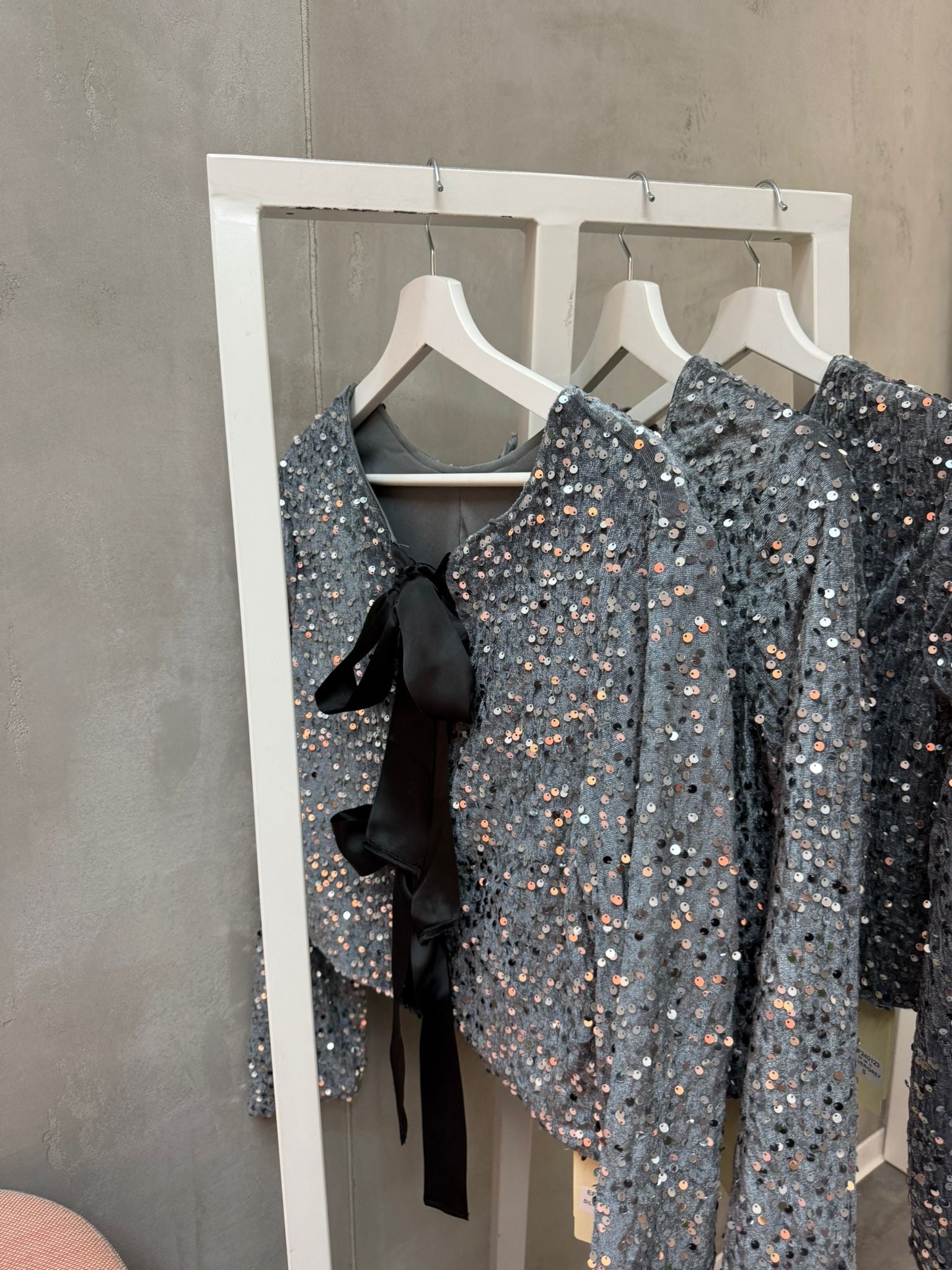 Minette Langärmliges Glitzer-Front-Tie-Top