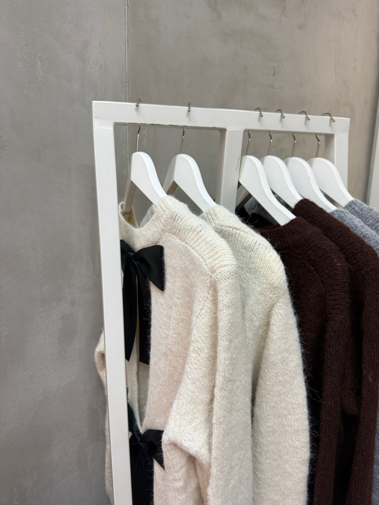 Minette Strickpullover mit Back-Tie-Detail in vers. Farben