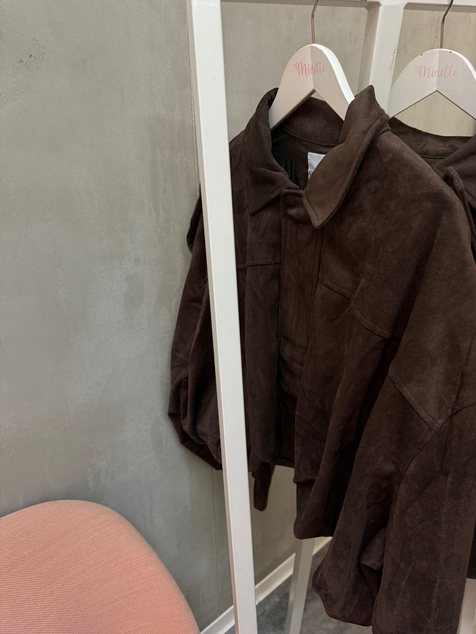 Minette braune Veloursleder-Jacke mit weicher Haptik