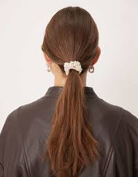 "SA" Klassischer Scrunchie-Haargummi in Weiß mit Perlenbesatz