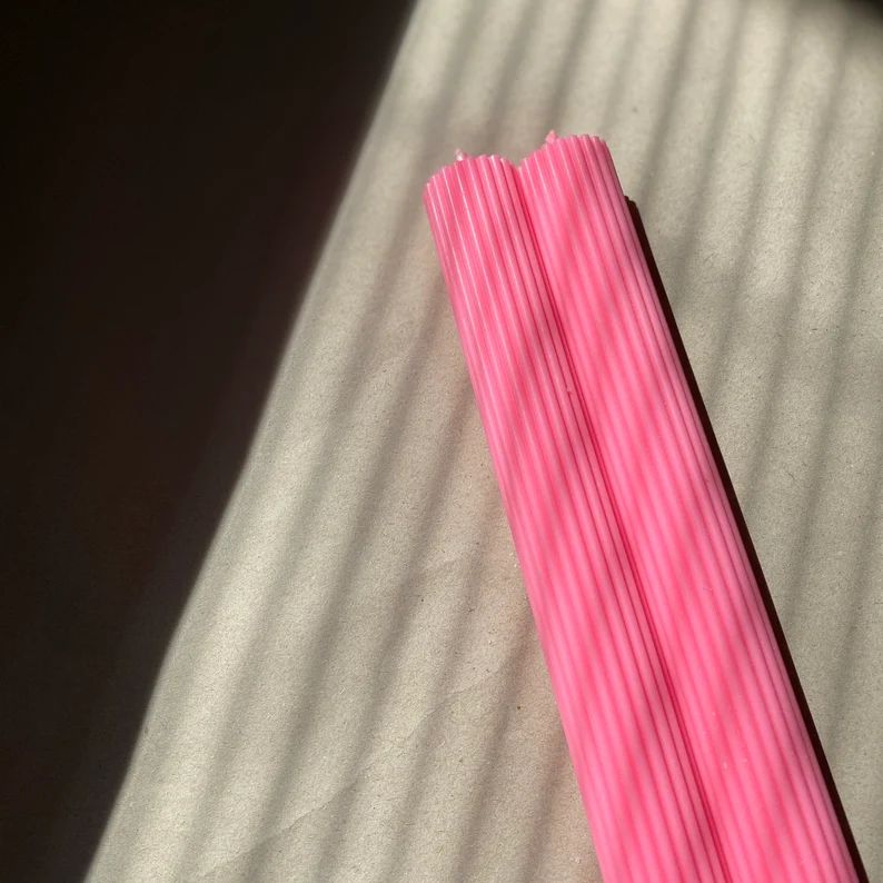 Mykiro & Co. Säulenkerze mit Rillen pink