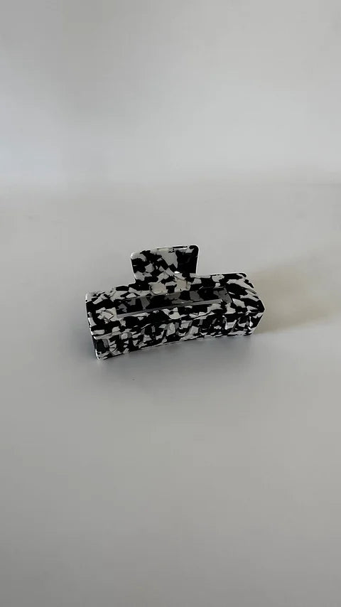 Jona the label- Mila clip in black / white