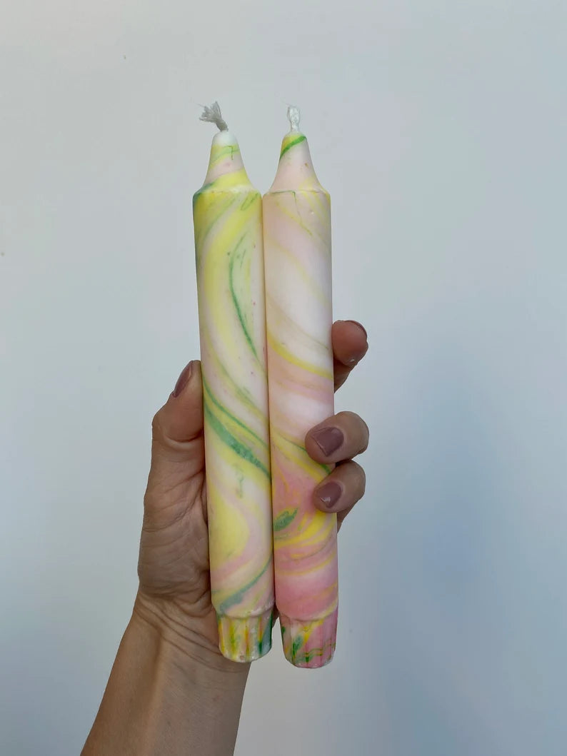 Marmorierte Stabkerzen in einem rosa, grün, gelbmix