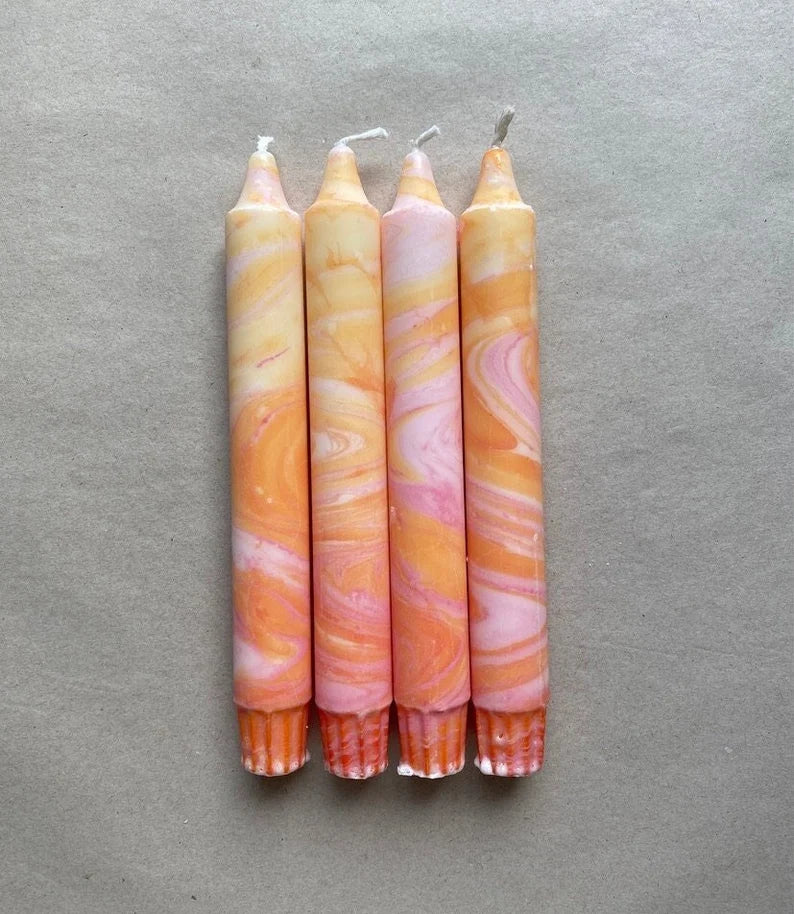 Marmorierte Stabkerzen in einem orange & rosa Mix