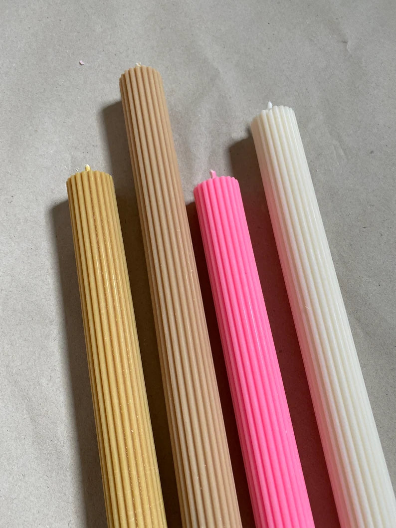 Mykiro & Co. Säulenkerze mit Rillen pink